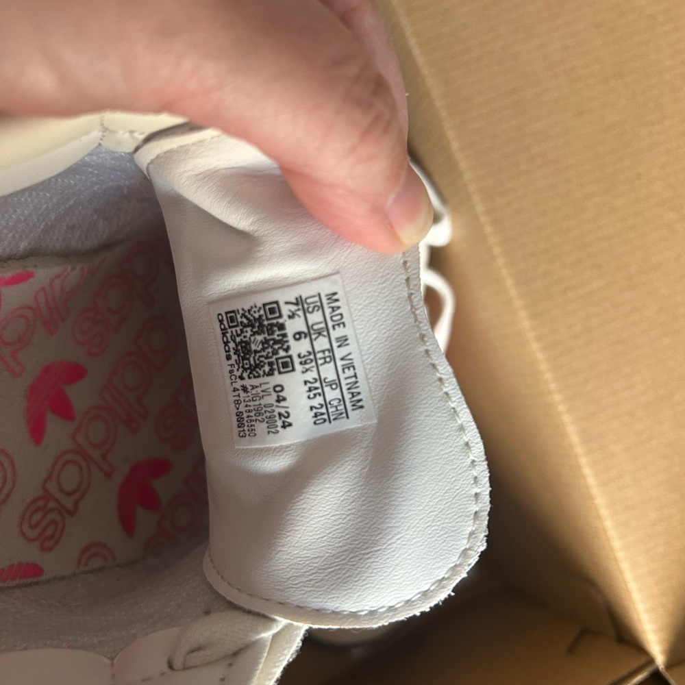 Women’s Adidas Sambas sz. 7 1/2 pink stripes. Worn 2-3 times great condition. - Picture 6 of 6